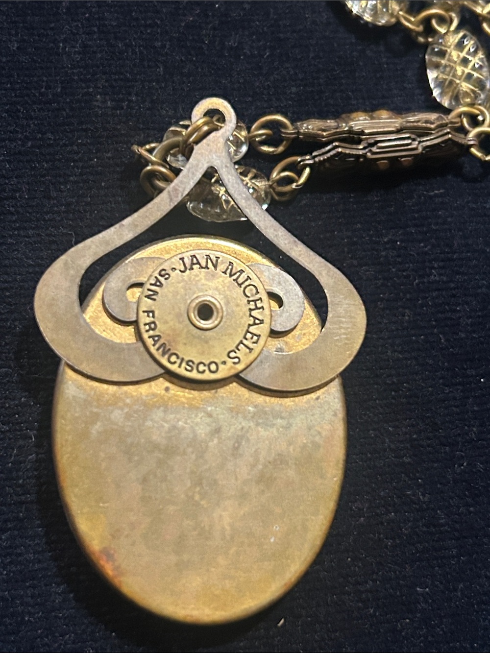 Vintage-Inspired Gold Cameo Pendant Necklace - Picture 2 of 4